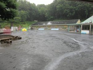 雨の幼稚園