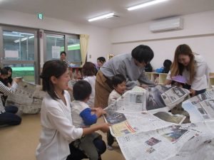 ひよこクラブ第８回目　金曜日クラス『新聞紙遊び』